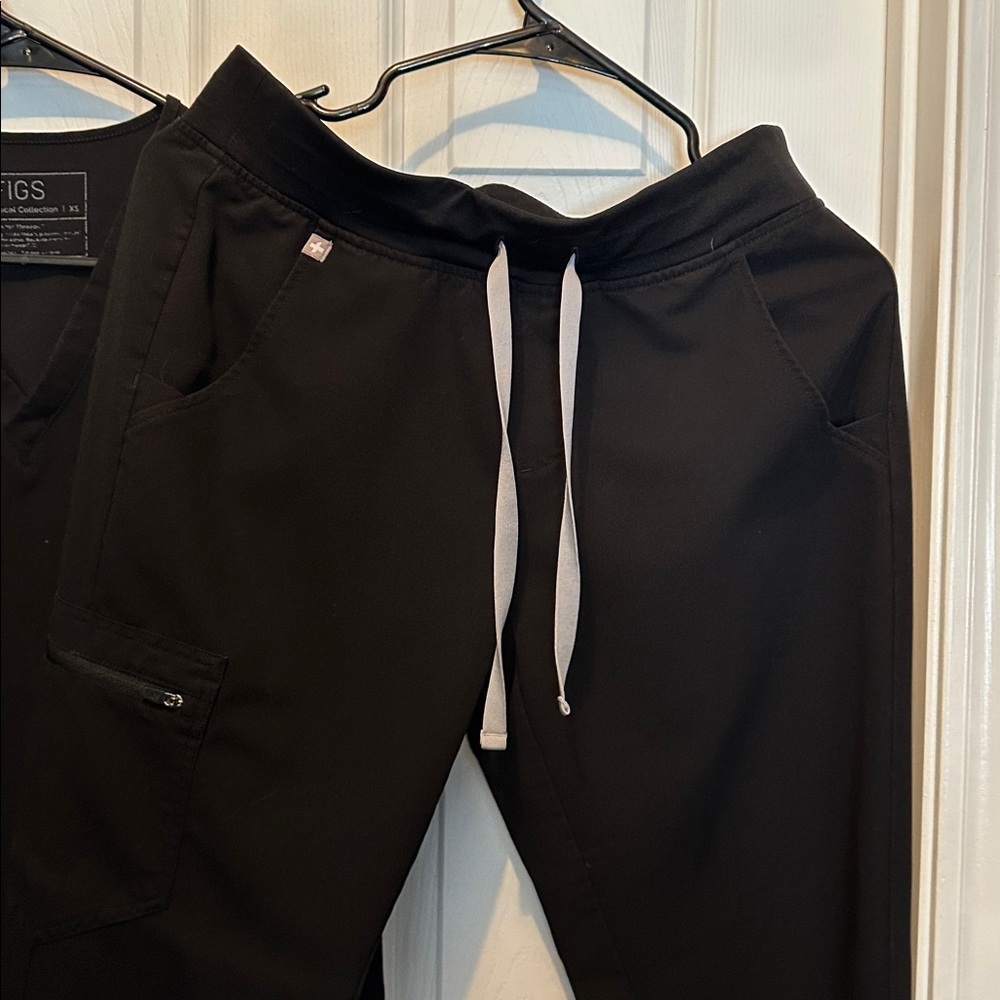 Figs Classic Black Scrub Set - Picture 4 of 6